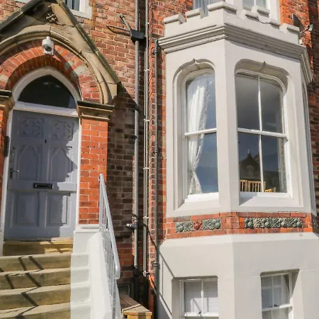 1 Church Square 휫비